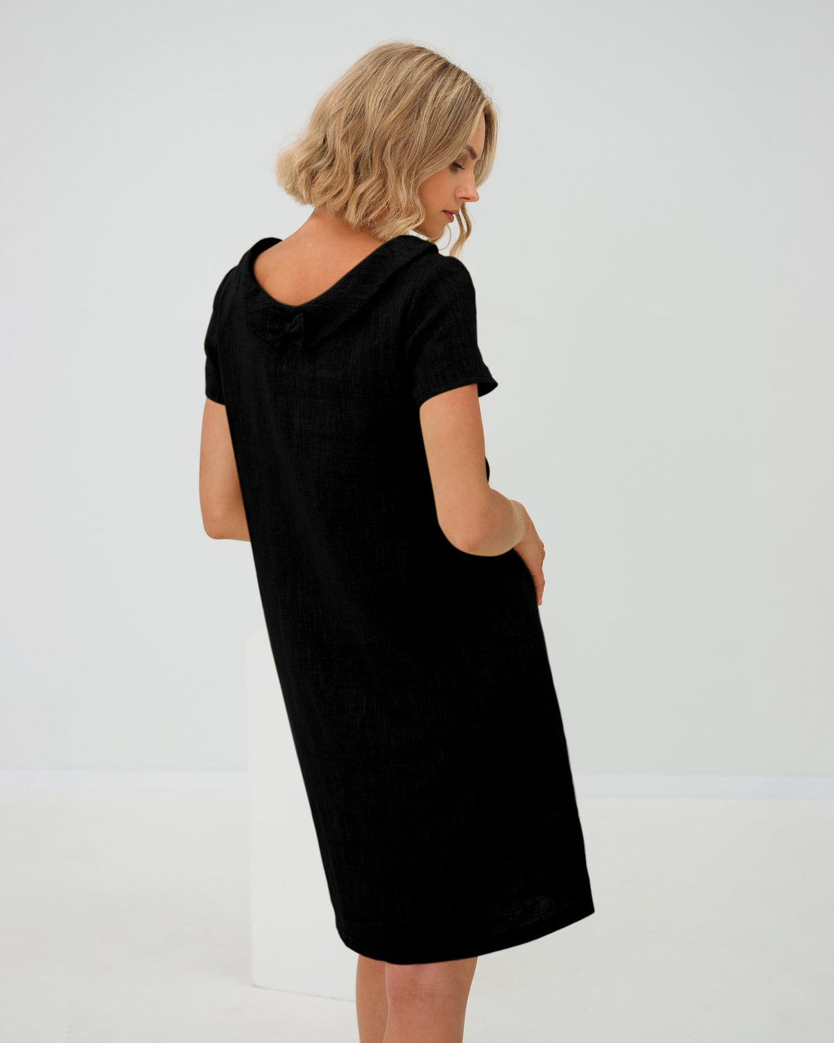LeMuse STORY linen dress in black – studio back view #Color_Black