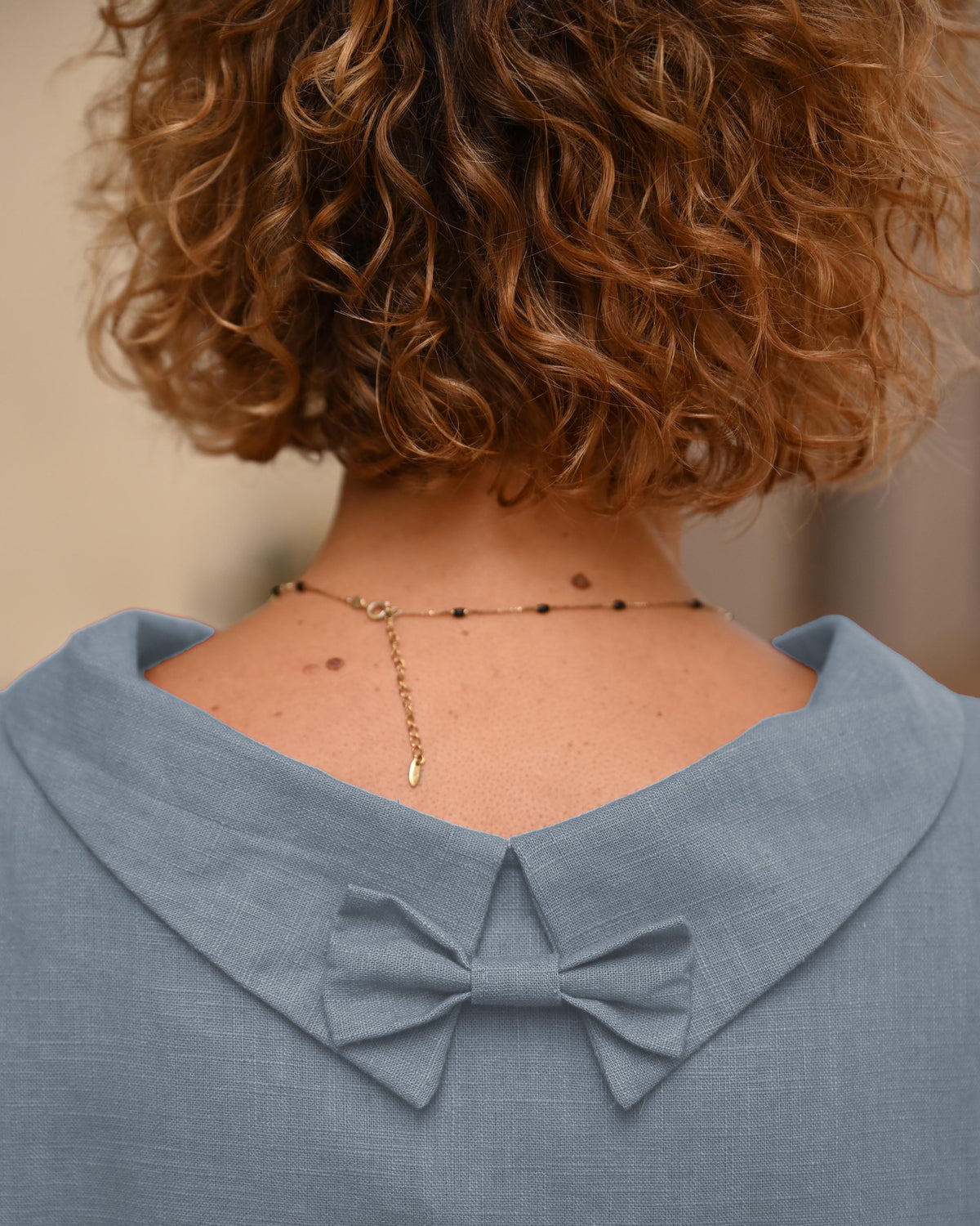 LeMuse STORY linen dress in blue – back neck bow close-up #Color_Blue