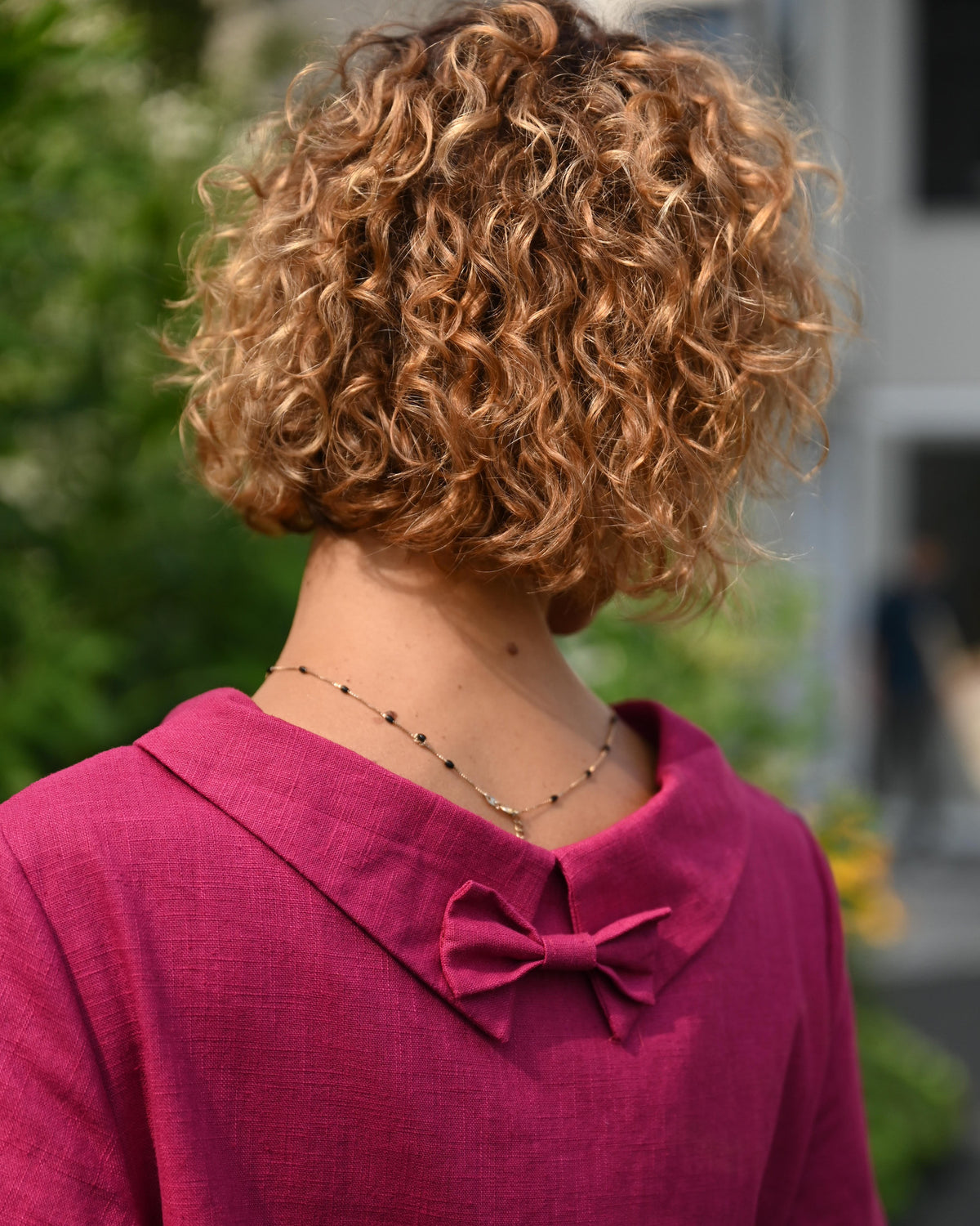 LeMuse STORY linen dress in cerise – back neck bow close-up #Color_Cerise