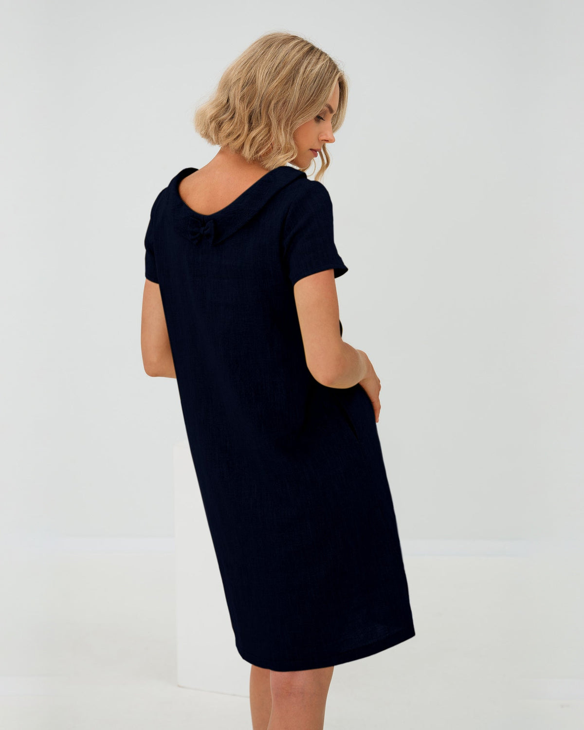 LeMuse STORY linen dress in deep blue – studio back view #Color_Deep blue