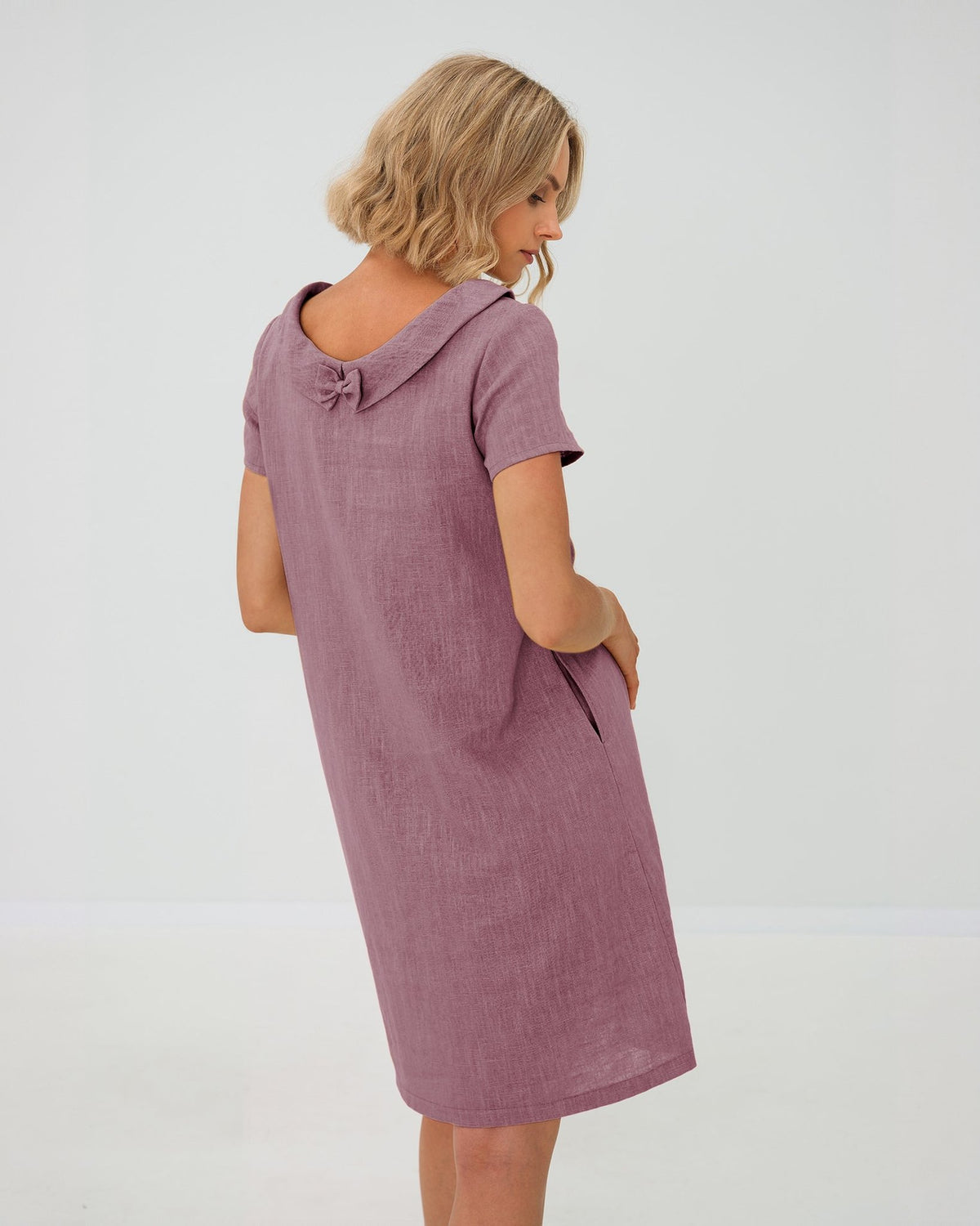 LeMuse STORY linen dress in dusty rose – studio three-quarter back view #Color_Dusty rose