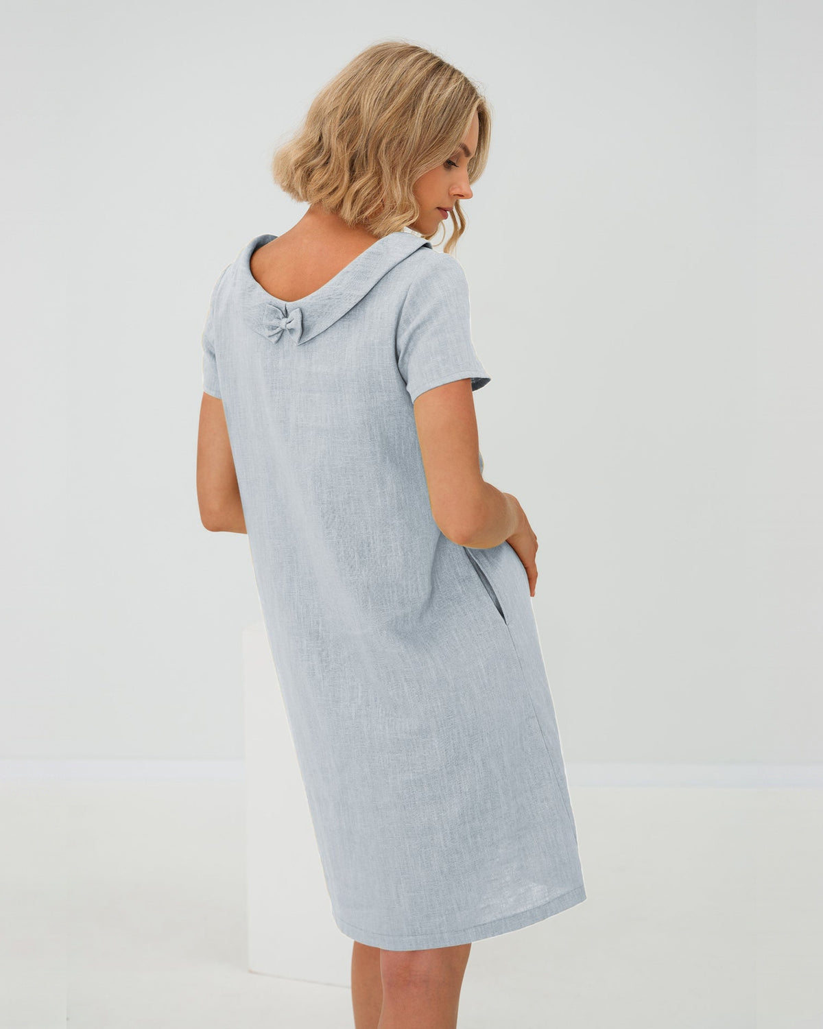 LeMuse STORY linen dress in light blue – studio back view #Color_Light blue