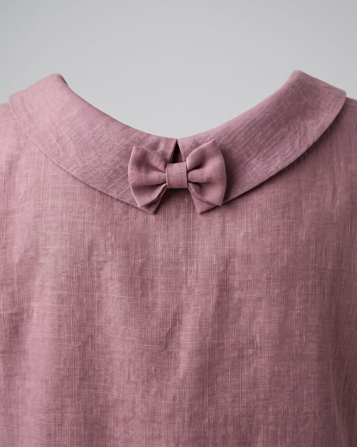 LeMuse STORY linen dress in dusty rose – back collar and bow close-up #Color_Dusty rose