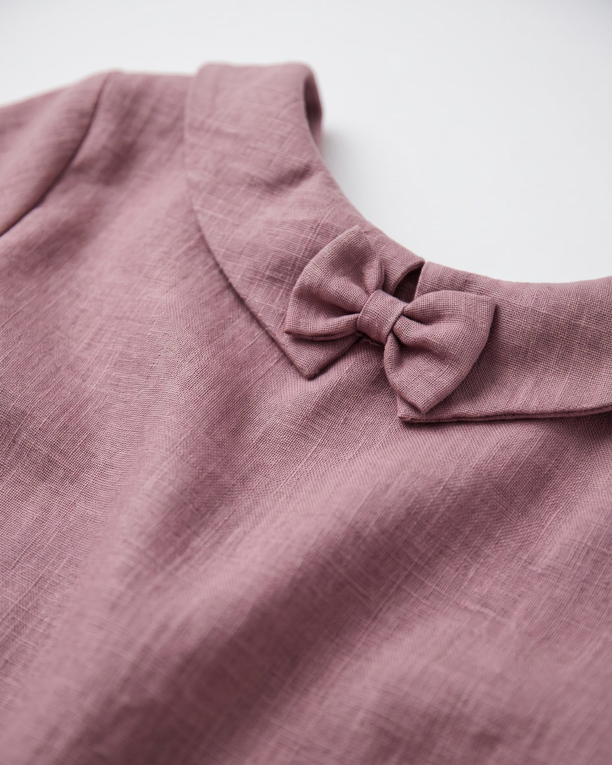 LeMuse STORY linen dress in dusty rose – back collar and bow fabric detail close-up #Color_Dusty rose