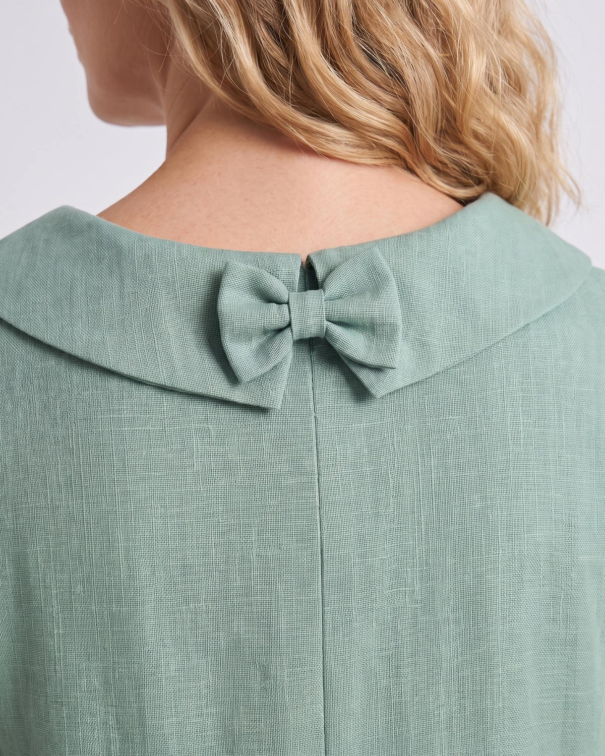 LeMuse STORY linen dress in mint – back collar and bow fabric detail close-up #Color_Mint