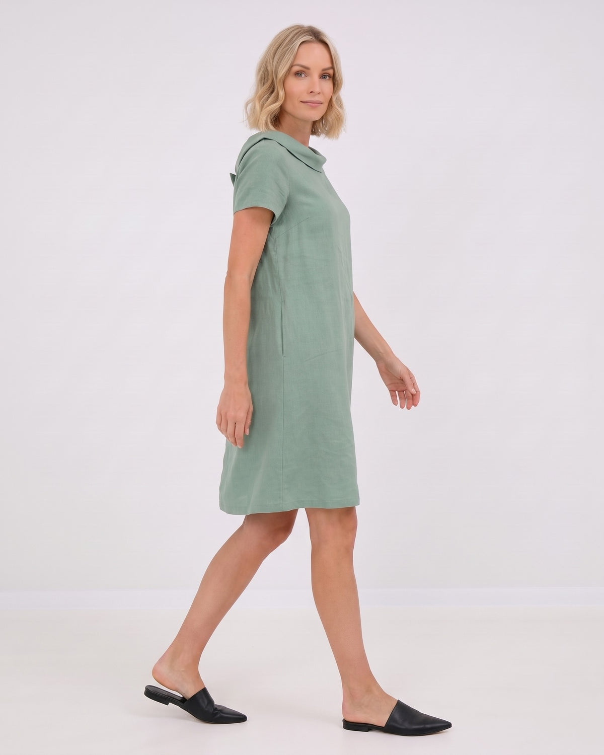 LeMuse STORY linen dress in mint – side view walking #Color_Mint