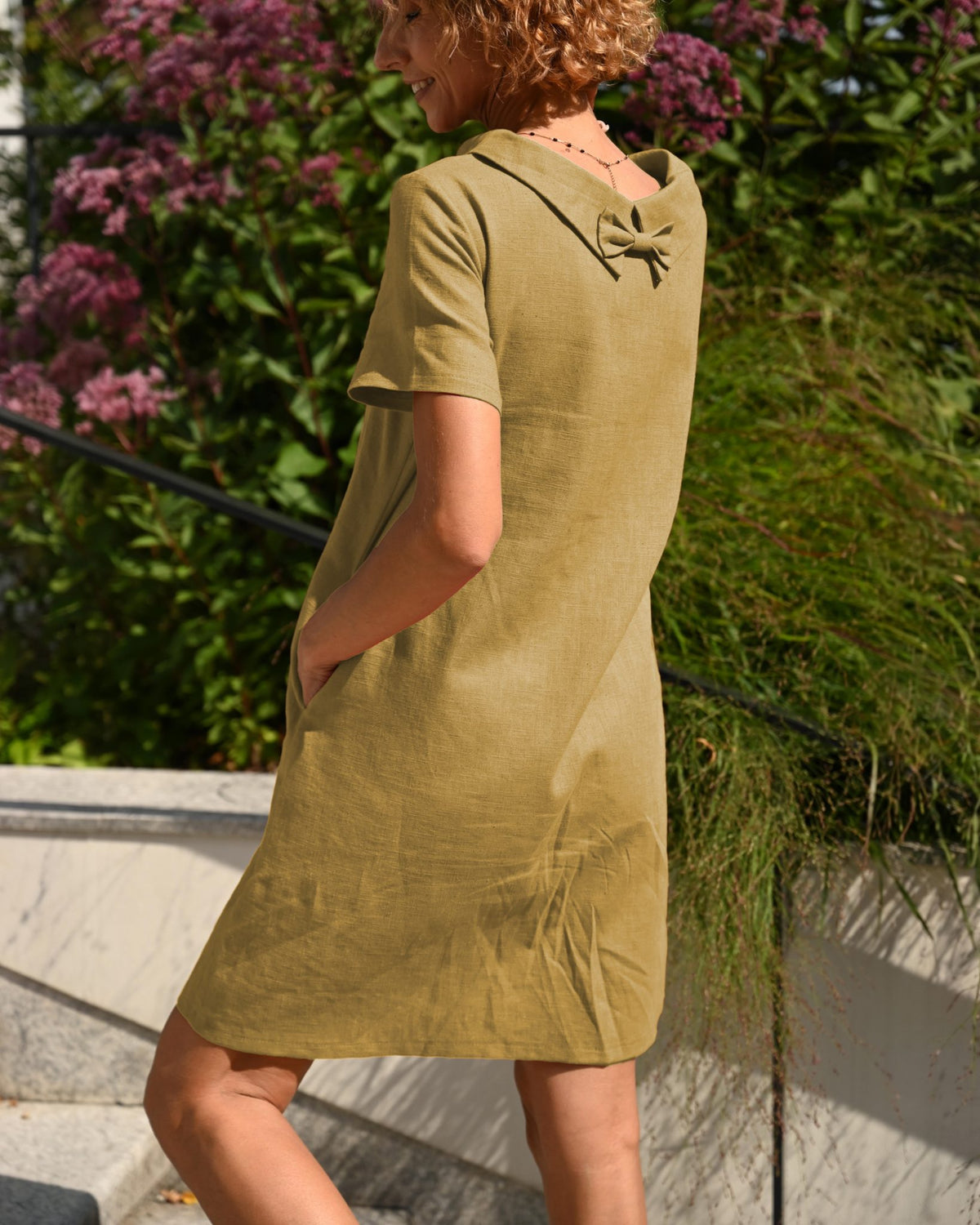 LeMuse STORY linen dress in ochre – three-quarter view in motion #Color_Ochre