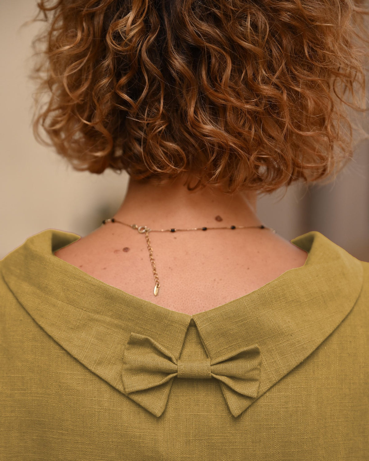 LeMuse STORY linen dress in ochre – back neck bow close-up #Color_Ochre