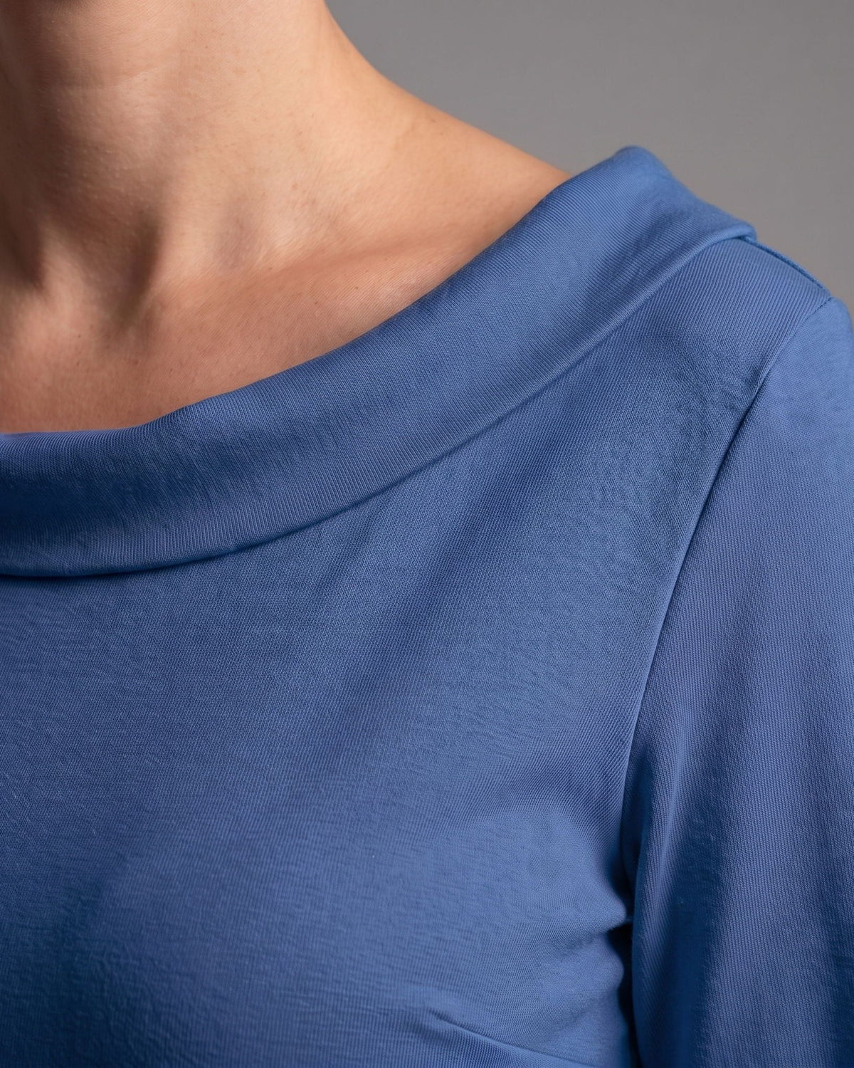 STORY Punto Milano – blue dress, close-up of the folded portrait neckline and knit texture #Color_Blue