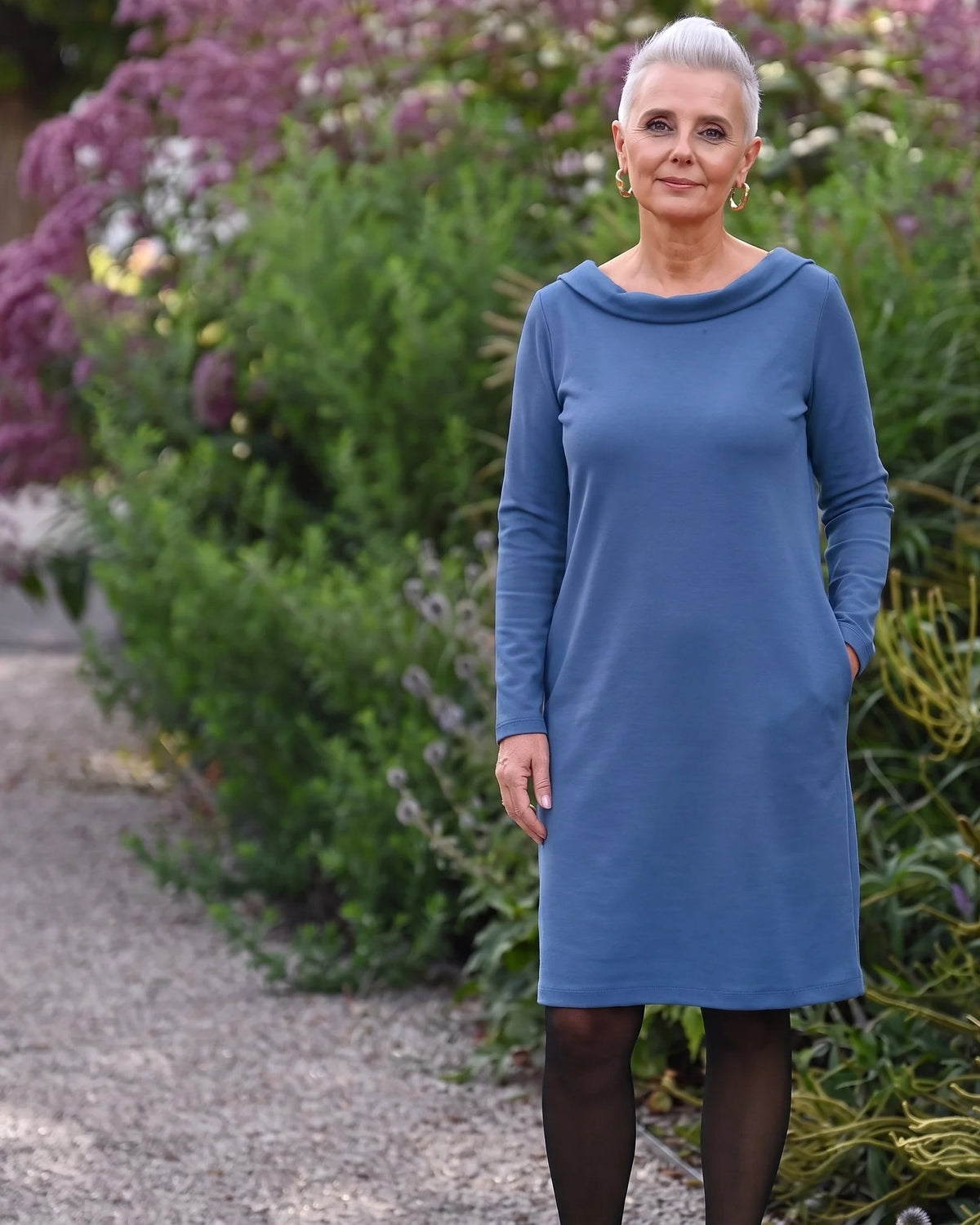 STORY Punto Milano – blue dress worn on a garden path #Color_Blue