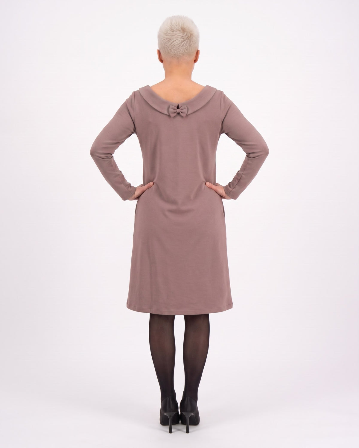 STORY Punto Milano – cacao dress, back on model, full length, studio #Color_Cacao