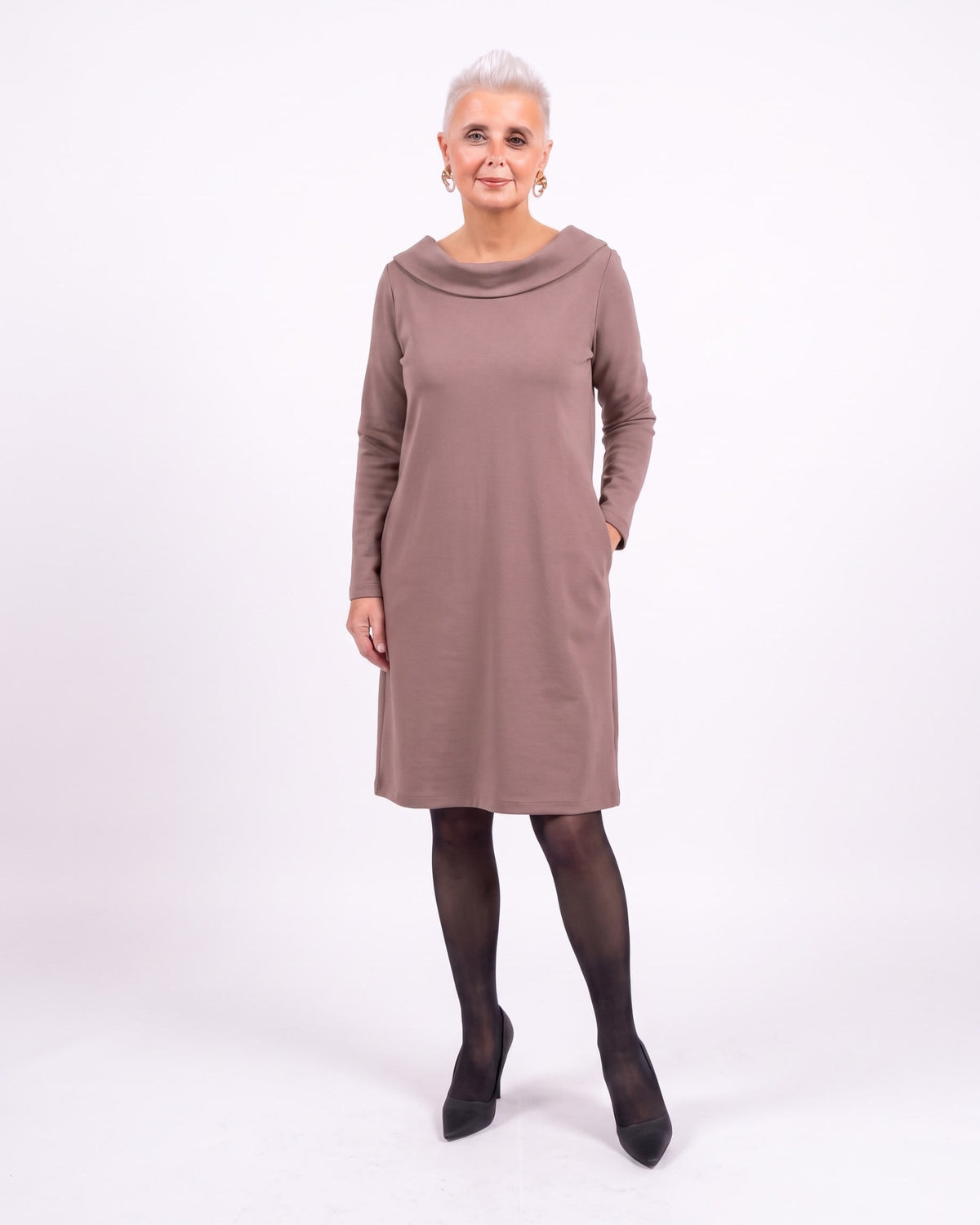 STORY Punto Milano – cacao dress, front on model, full length, studio #Color_Cacao