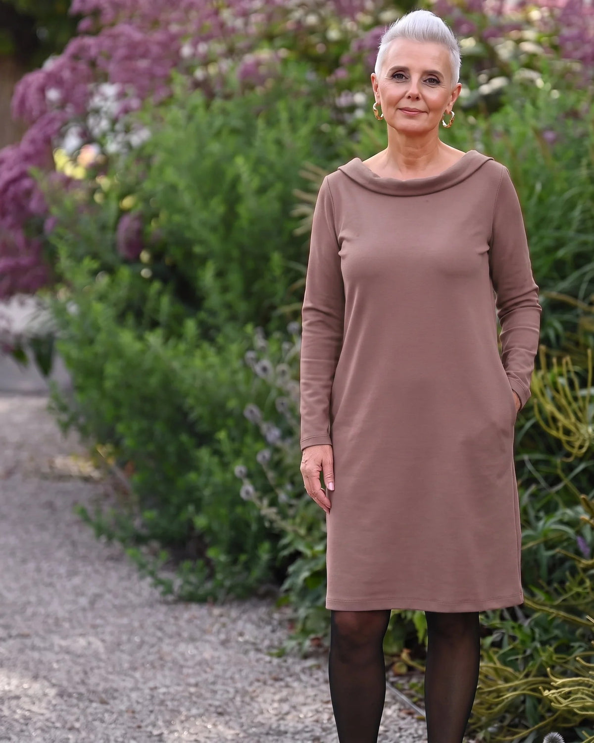 STORY Punto Milano – cacao dress worn on a garden path #Color_Cacao