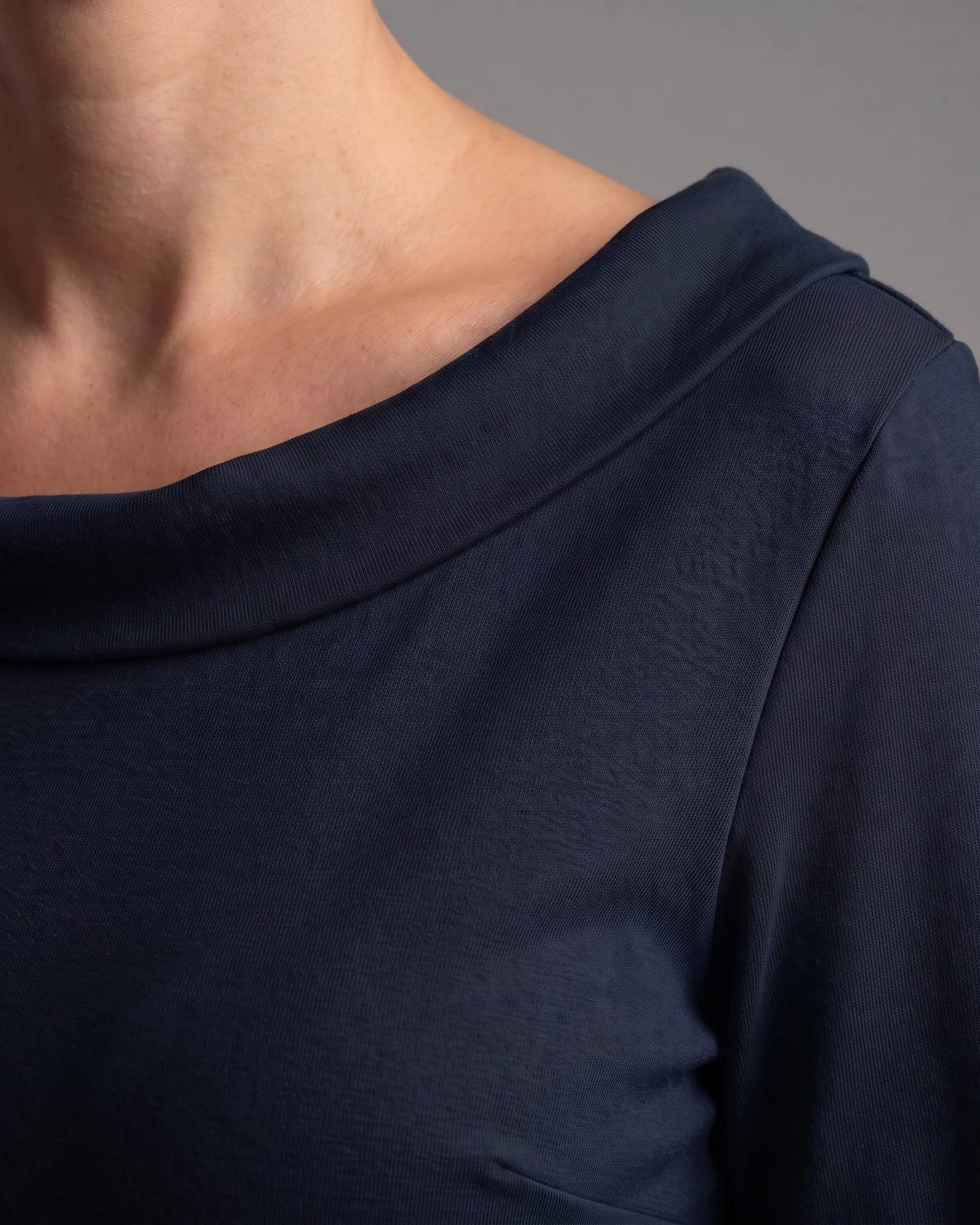 STORY Punto Milano – deep blue dress, close-up of the folded portrait neckline and knit texture #Color_Deep blue