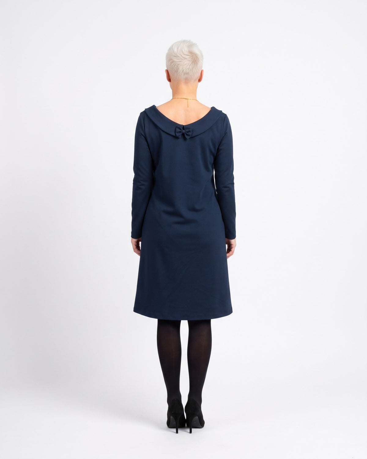 STORY Punto Milano – deep blue dress, back on model, full length, studio #Color_Deep blue