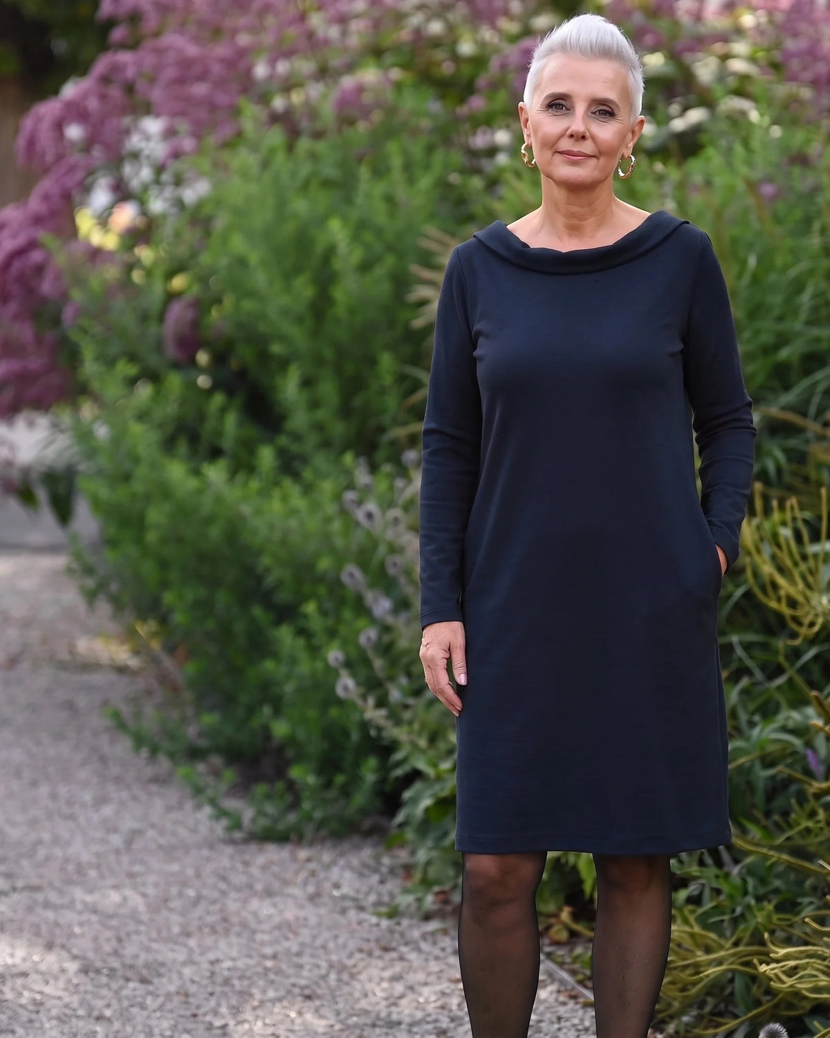 STORY Punto Milano – deep blue dress worn on a garden path #Color_Deep blue