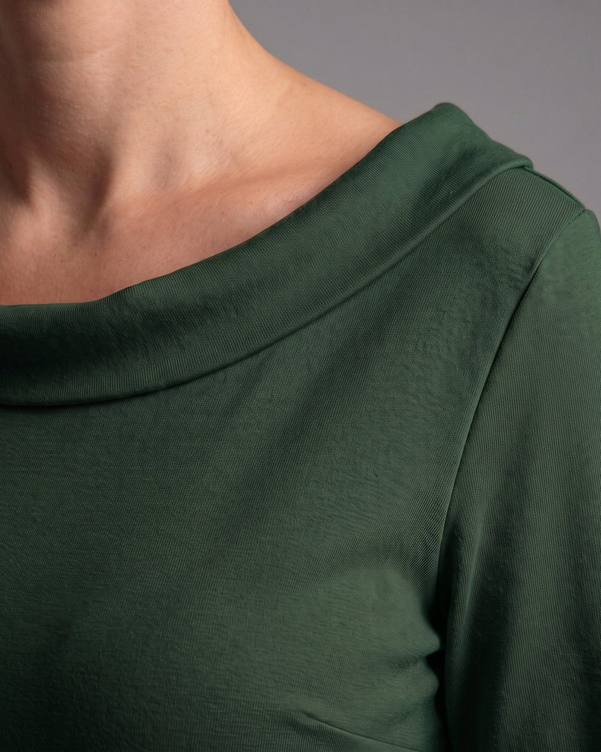 STORY Punto Milano – green dress, close-up of the folded portrait neckline and knit texture #Color_Green