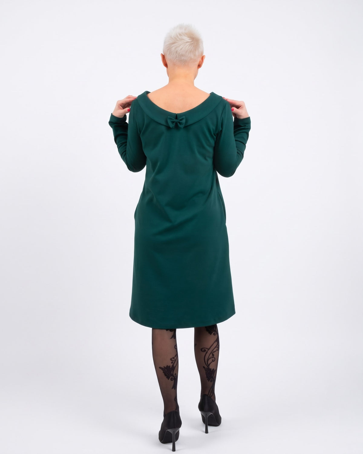 STORY Punto Milano – green dress, back on model, full length, studio #Color_Green