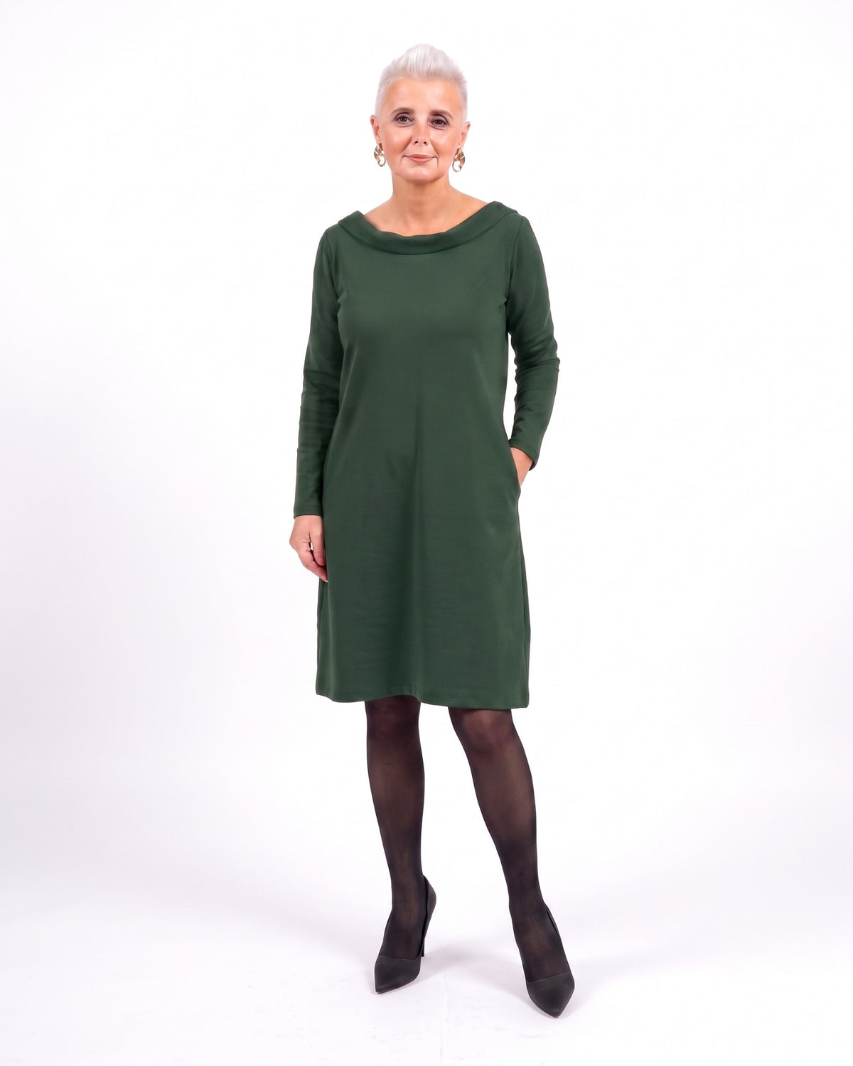 STORY Punto Milano – green dress, front on model, full length, studio #Color_Green