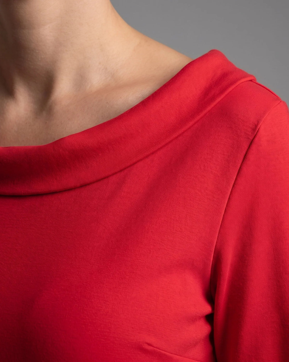 STORY Punto Milano – red dress, close-up of the folded portrait neckline and knit texture #Color_Red
