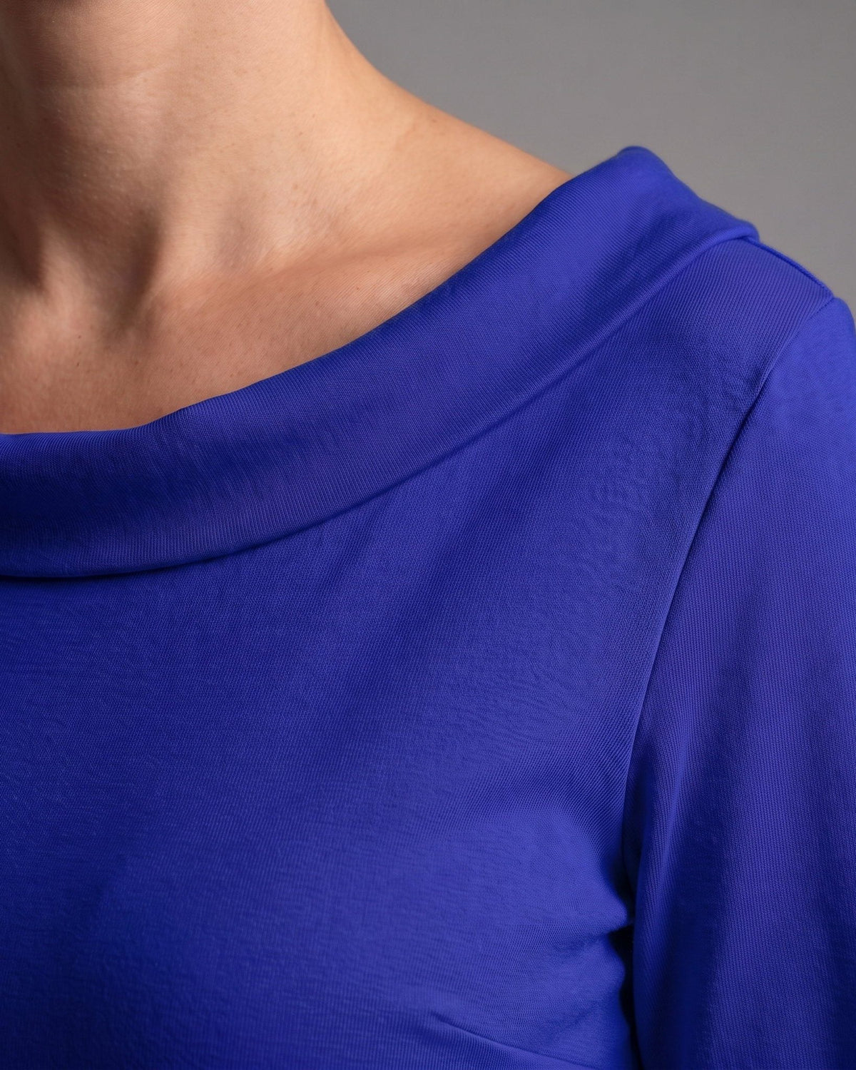 STORY Punto Milano – sapphire blue dress, close-up of the folded portrait neckline and knit texture #Color_Sapphire blue