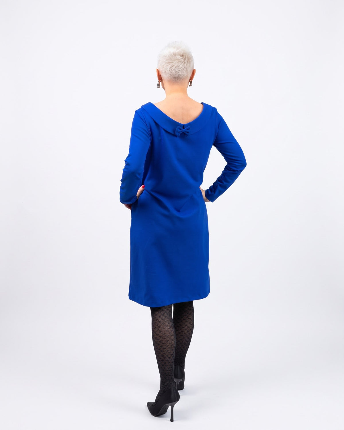 STORY Punto Milano – sapphire blue dress, back on model, full length, studio #Color_Sapphire blue