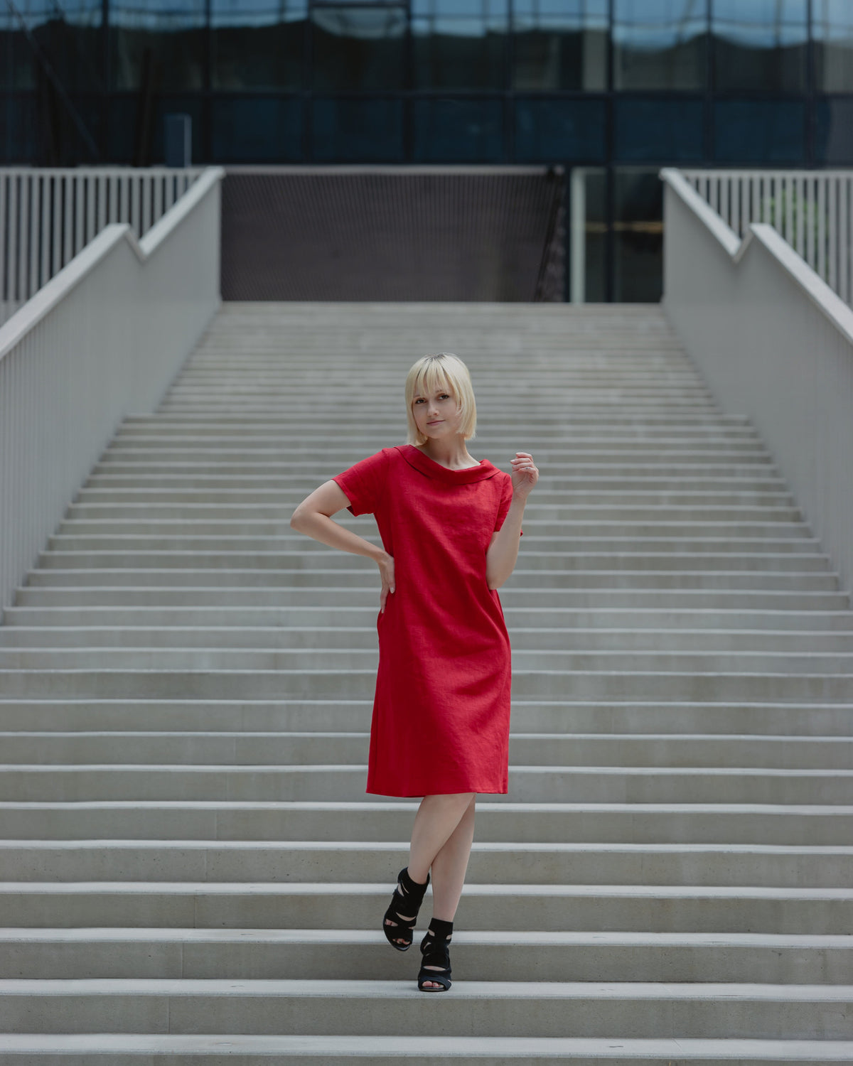 LeMuse STORY linen dress in red – front view in motion #Color_Red
