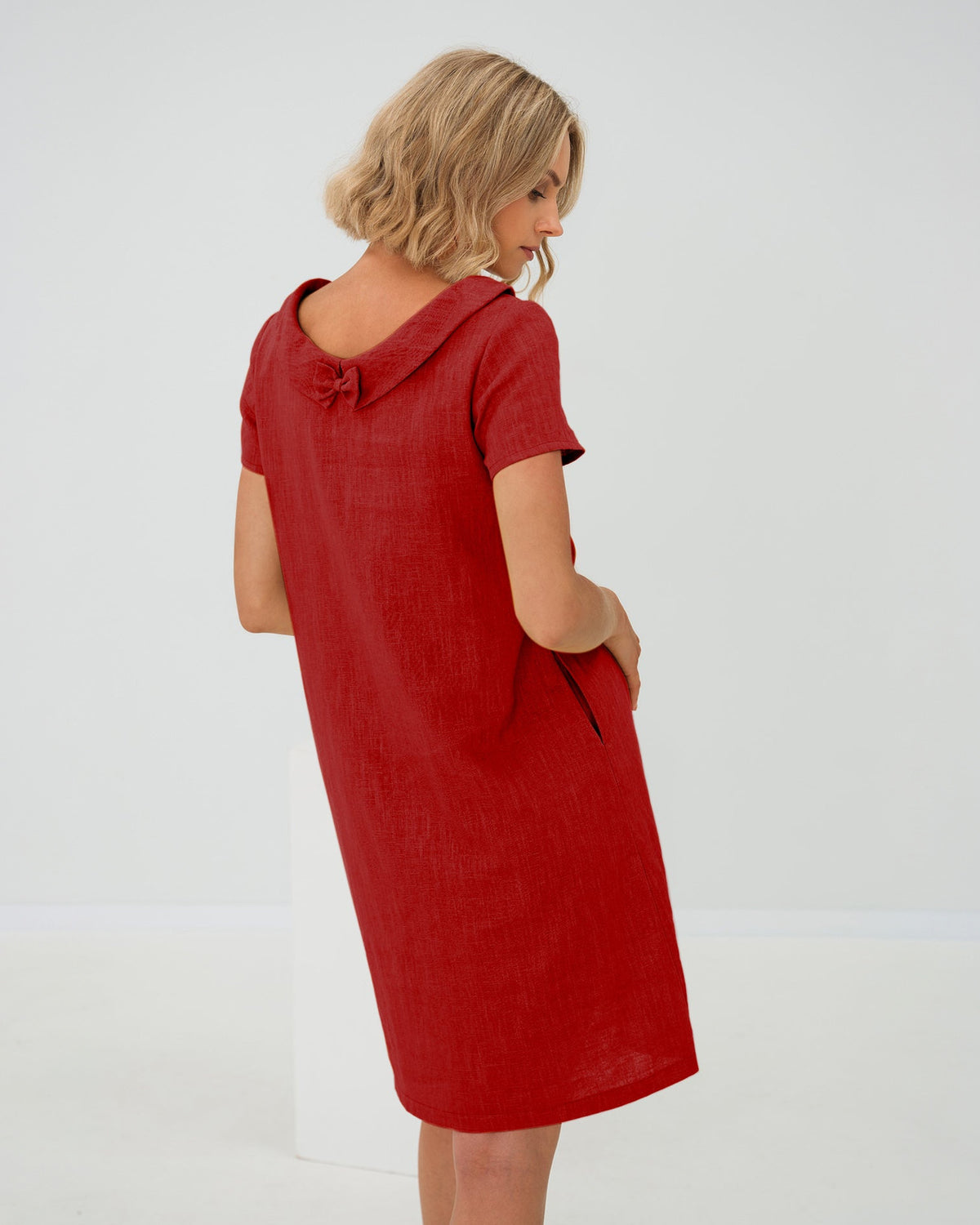 LeMuse STORY linen dress in red – studio back view #Color_Red