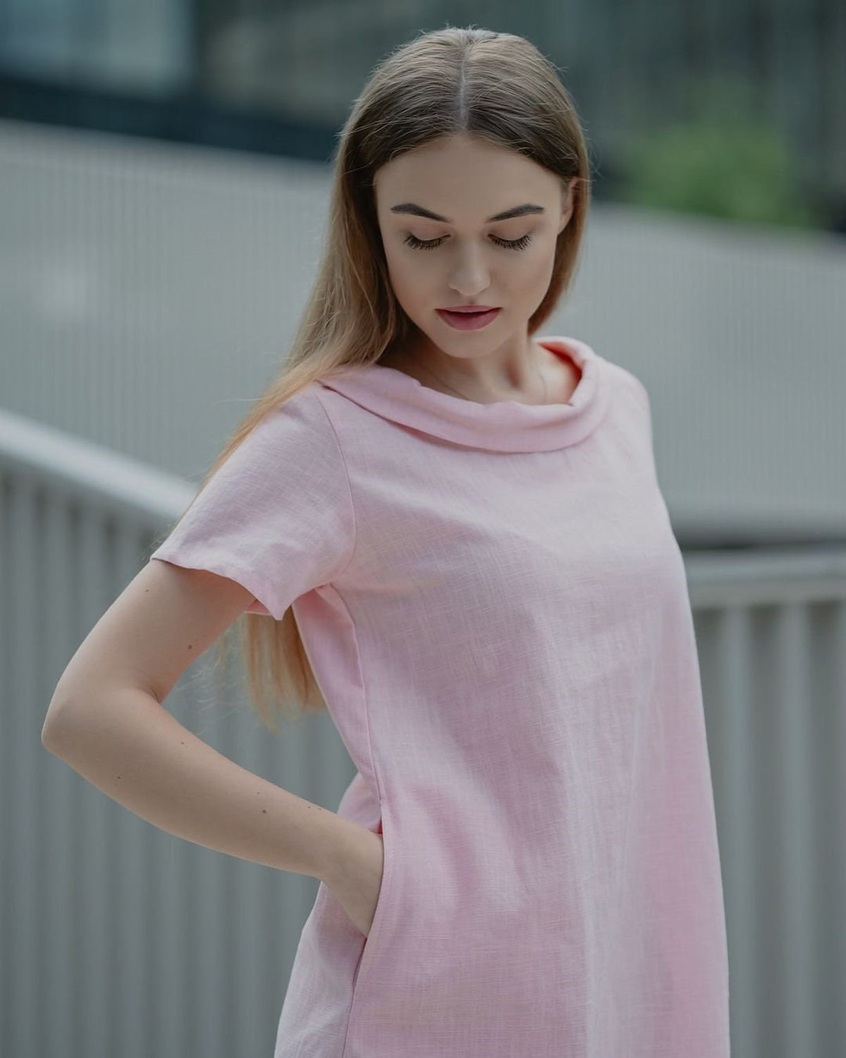 LeMuse STORY linen dress in rose – front collar close-up #Color_Rose