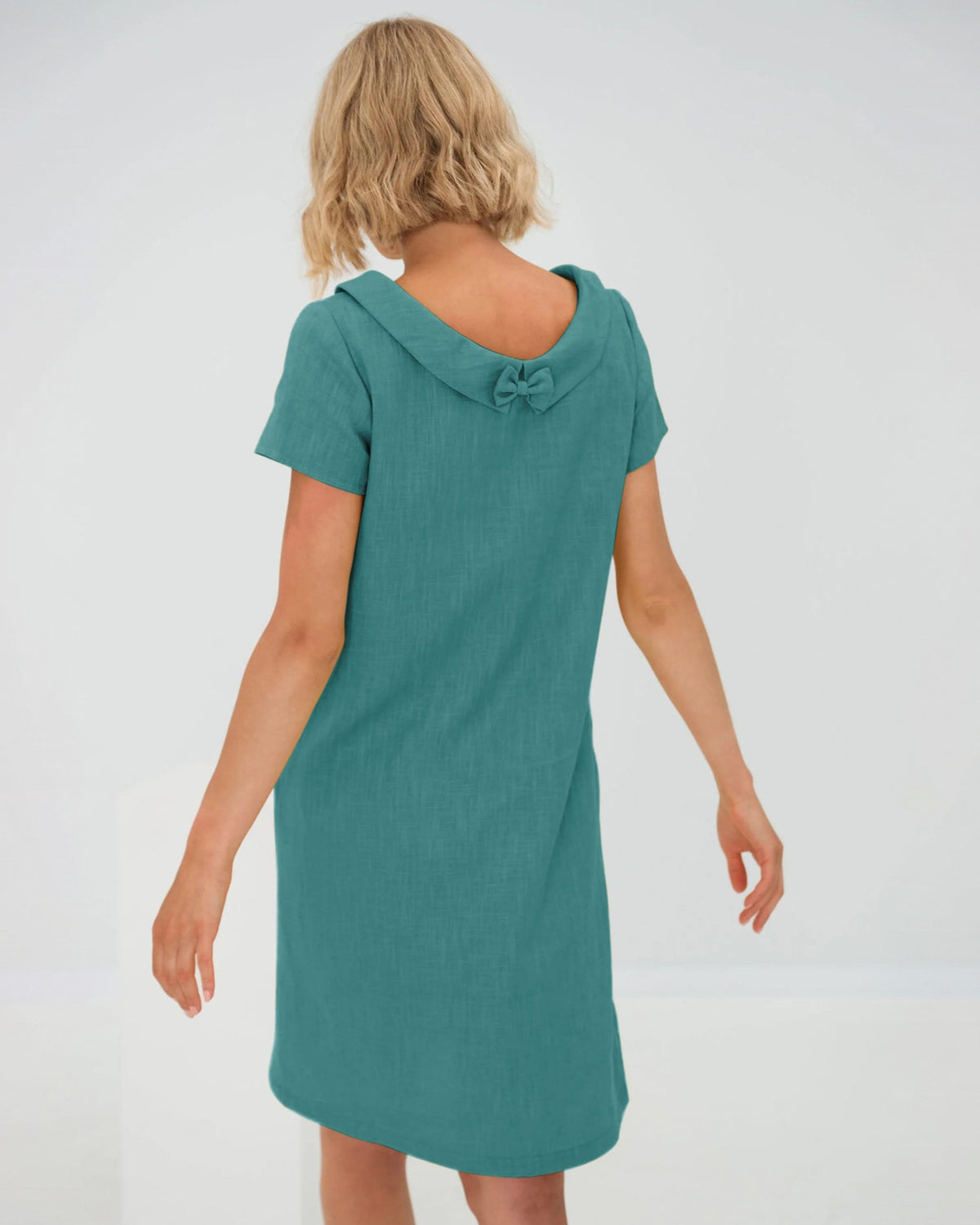 LeMuse STORY linen dress in teal – studio side view #Color_Teal