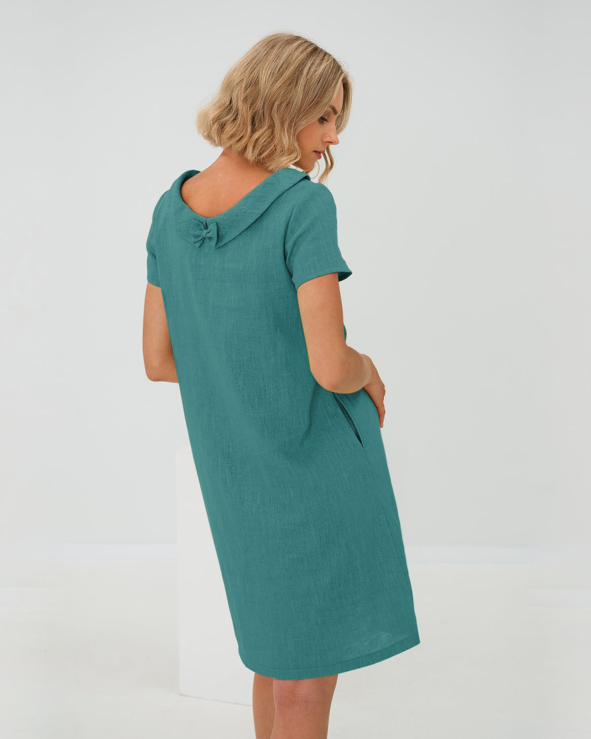 LeMuse STORY linen dress in teal – studio back view #Color_Teal