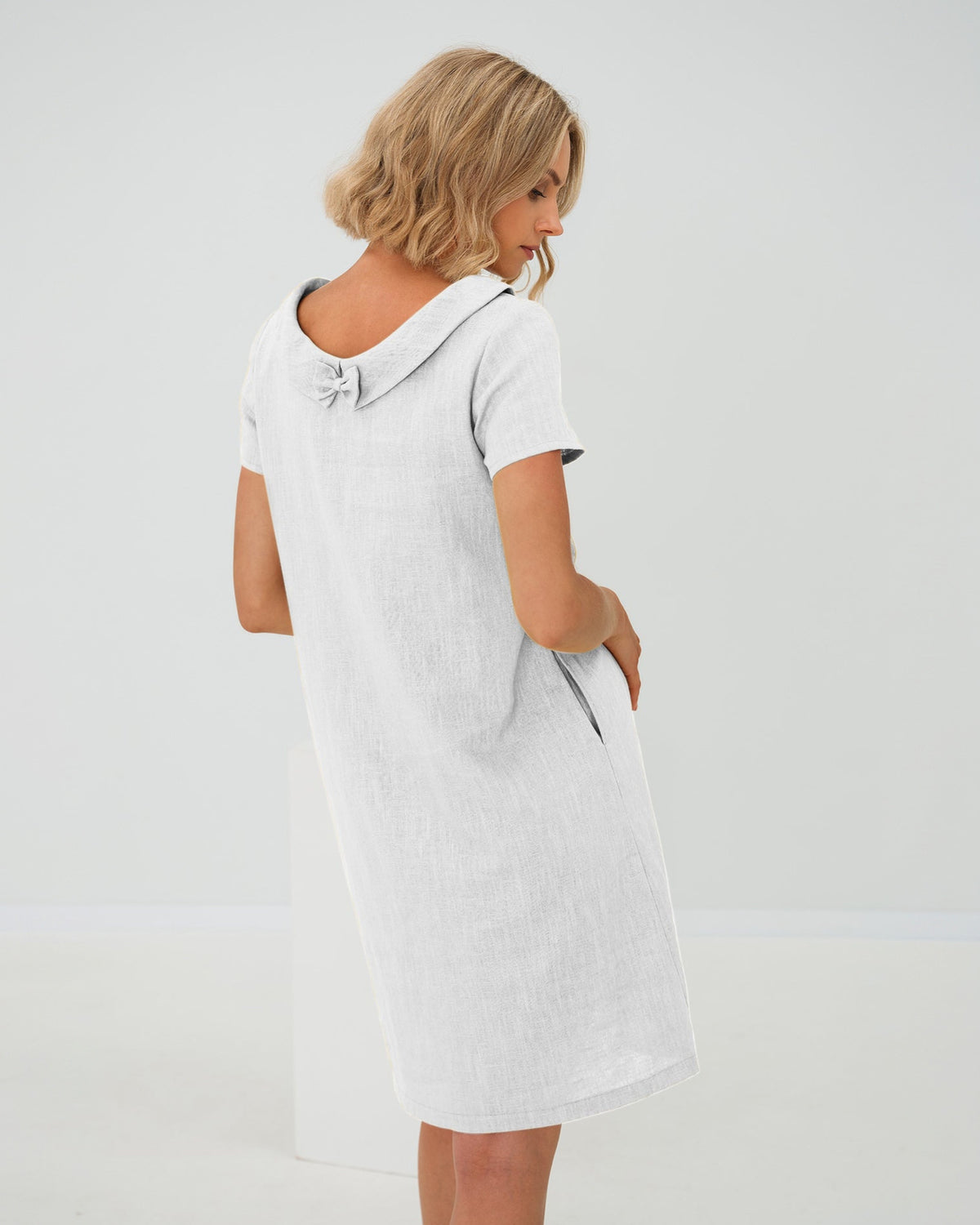 LeMuse STORY linen dress in white – studio back view #Color_White