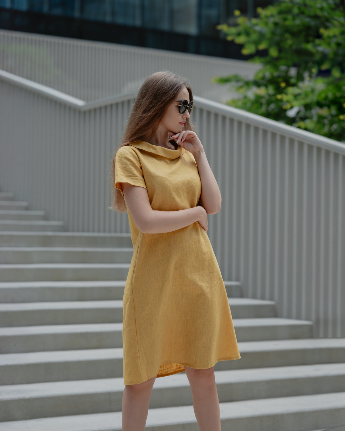 LeMuse STORY linen dress in yellow – three-quarter front view on stairs #Color_Yellow