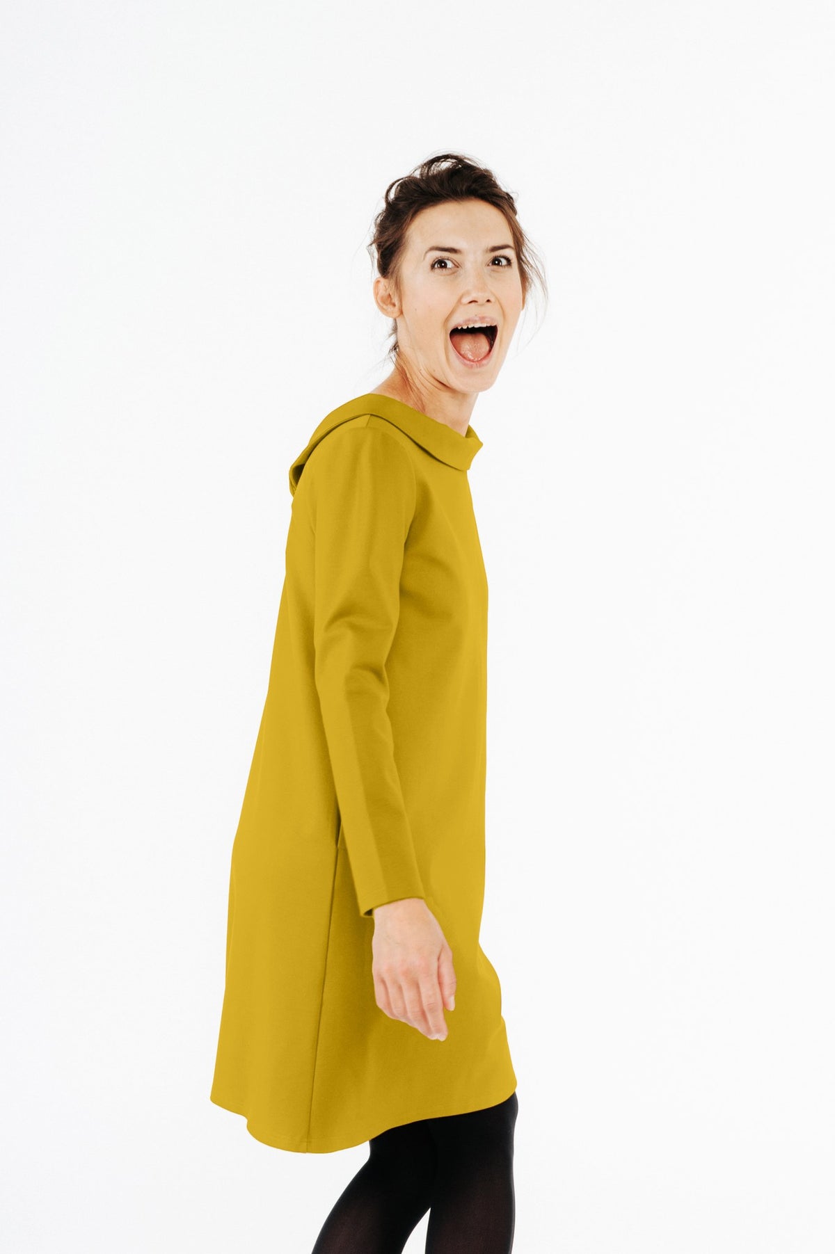 STORY Punto Milano – yellow dress, side view on model showing the folded portrait neckline, studio #Color_Yellow