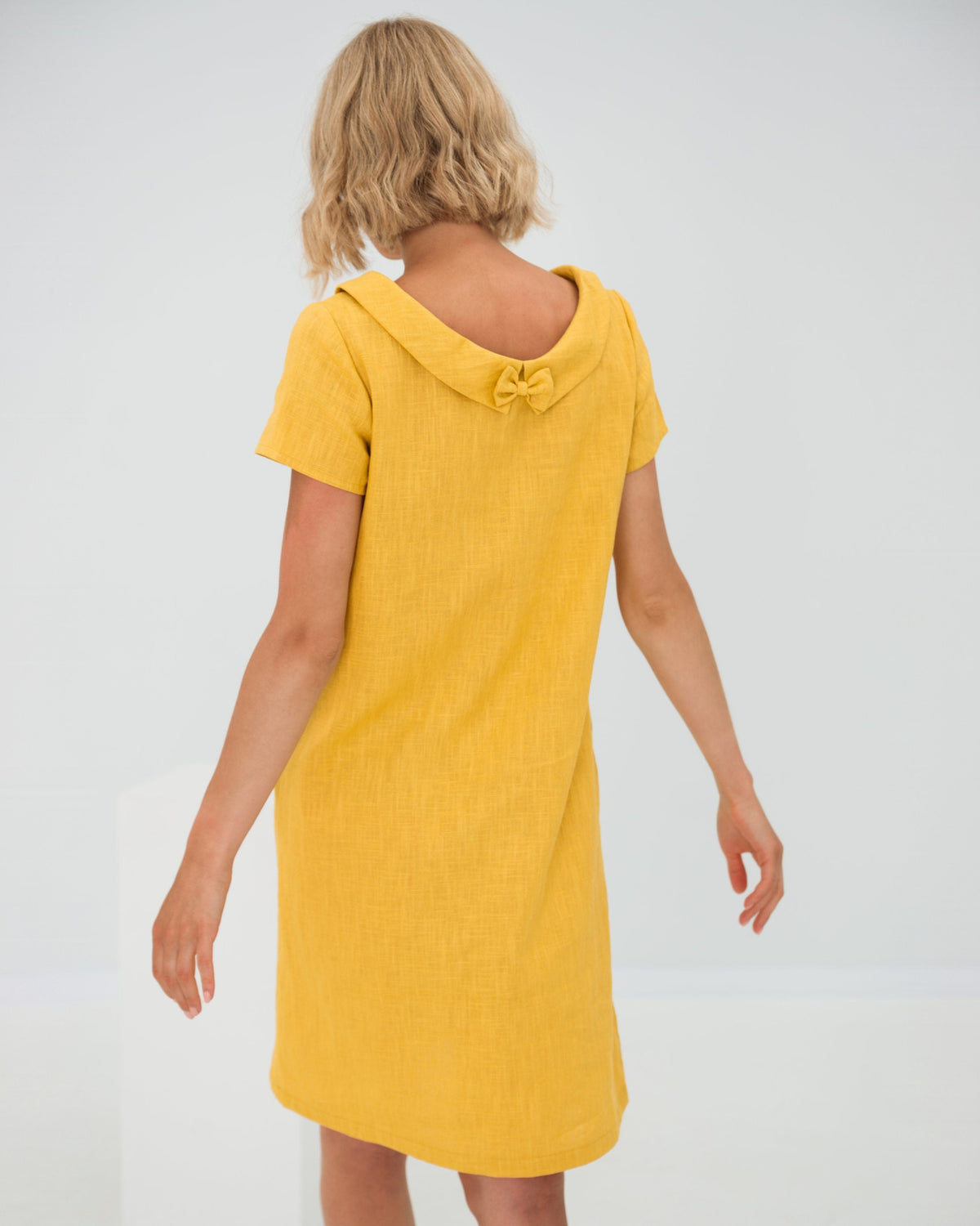 LeMuse STORY linen dress in yellow – studio back view #Color_Yellow
