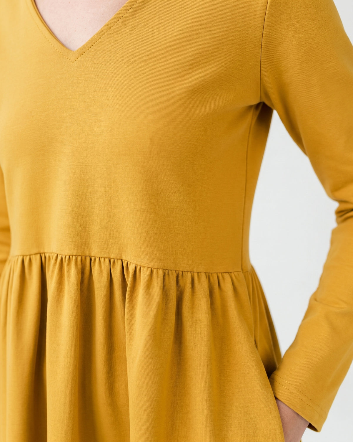 SUNSHINE Punto Milano midi dress in yellow, close-up of V-neck and gathered waist #Color_Yellow
