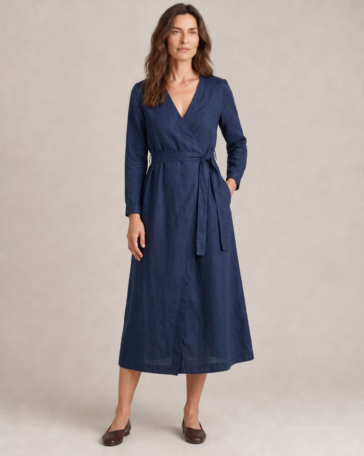 WRAP – tamsiai mėlyna lininė suknelė, priekis #Color_Deep blue