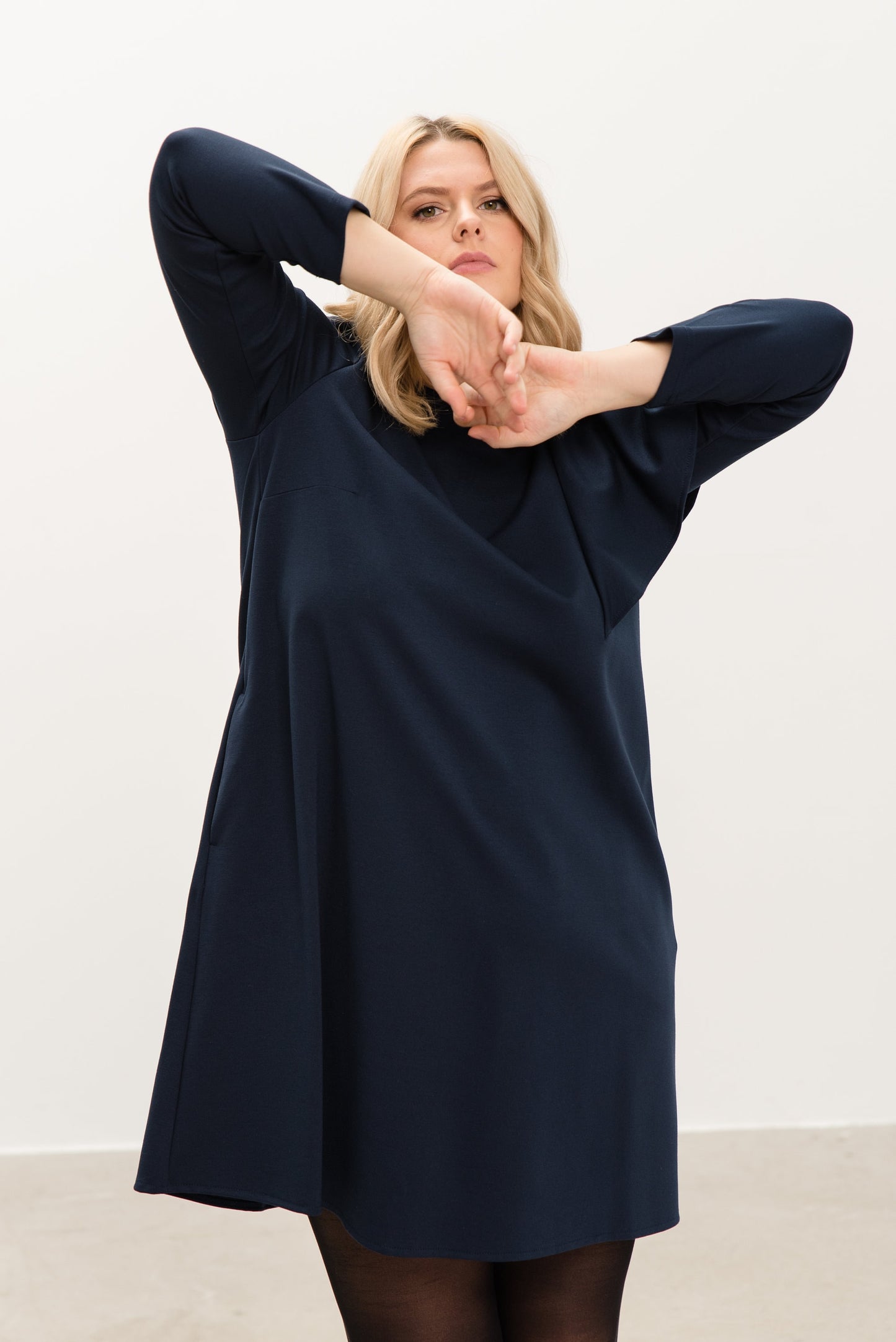 Robe WING PLUS bleu foncé de LeMuse