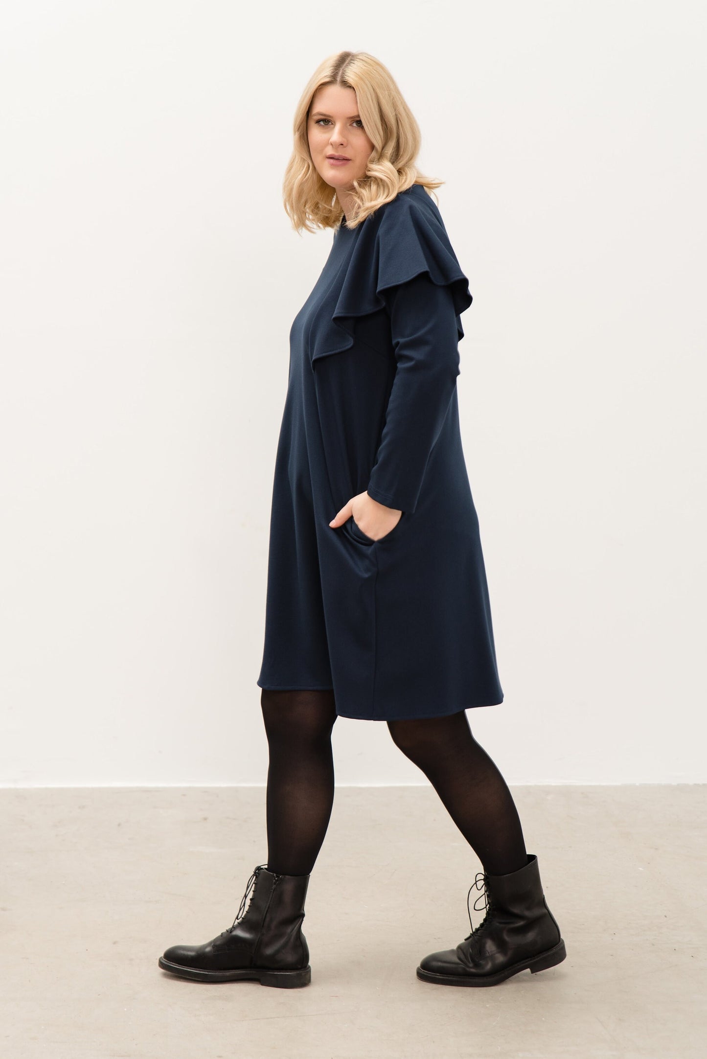 Robe WING PLUS bleu foncé de LeMuse